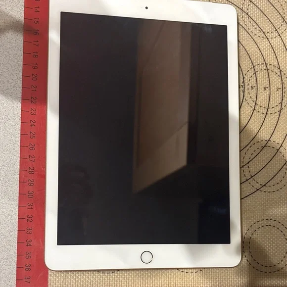Apple iPad White/ Rose gold - Picture 2 of 3